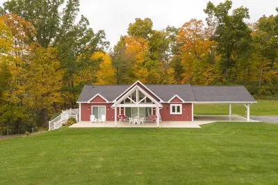 Image de Rapalee Retreat - Wine and Lake Lovers Take Notice!
