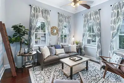 Image de Restez avec Lucky Savannah: 2bd \/ 2. 5ba avec charme historique et commodités modernes