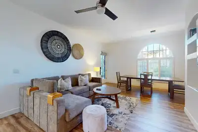 Image de Une chambre au rez-de-chaussée à quelques pas de la piscine principale et du centre de remise en forme!
