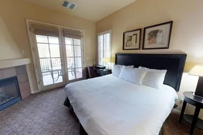 Image de Un étage studio héritage Villa avec un lit king et un balcon privé