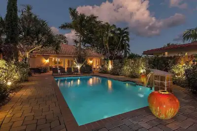 Oasis privée, piscine avec cascade sur l'eau. Poissons du quai.