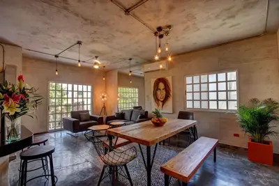 Image de Appartement Confortable à seulement 3 pâtés de maisons de la 5ème av.