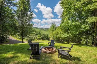 Image de Chalet de montagne privée Blue Ridge avec vues et bain à remous!