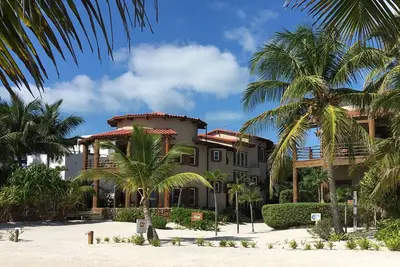 Immense villa en bord de mer, vue imprenable, bassin profond. Voiturette de golf gratuite *
