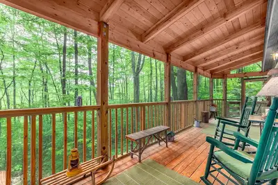 Image de Smoky Mountain Treehouse - Confortable, propre, bain à remous, WiFi, chauffage central / air, Critiques