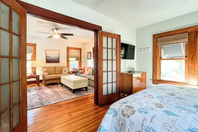 Image de Le dollar de sable: charme historique rencontrer plage chic dans le quartier Waterfront