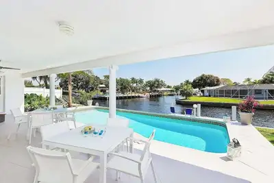 Image de Aqua Vista - Maison moderne au bord de l'eau avec piscine, quai et proche de la plage