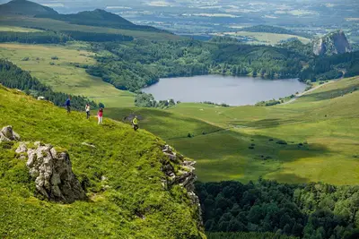 Image de Ville d auvergne au centre des volcans et au bord de la dordogne