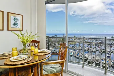 Image de Vue sur l'océan et le port de plaisance! Marchez jusqu'à la plage, les magasins, les restaurants! 4 personnes.