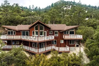 Image de The Pinnacle: Luxury Home w \/ Stunning Views, Spa & Ping-Pong Table, sleeps 16