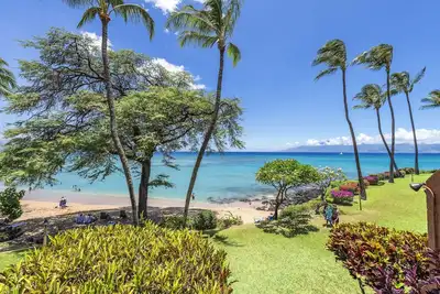 Kuleana 713 - Ocean Front Condo une chambre à coucher avec plage isolée!