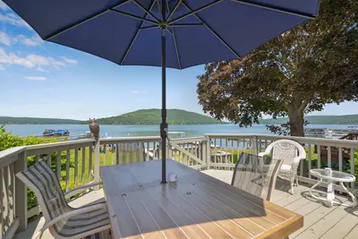 Image de Happy Hour - Amazing Lake Views and Level Lakefront!