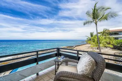 Image de Casa De Emdeko 219 unité 2 Bdrm Ocean Direct coin avant, enrouler autour de Lanai!