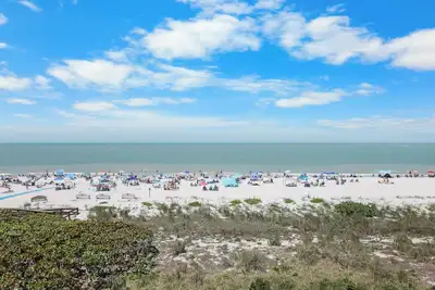 Image de One-of-a-kind condo en bord de mer w / vue panoramique sur la plage