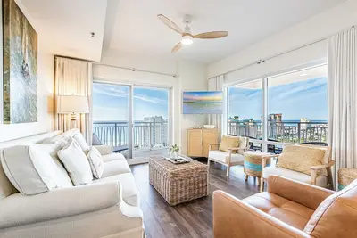 Image de Style penthouse au 17ème étage ~ Vue sur la plage et le golfe ~ Services Incroyables!
