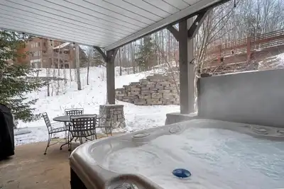 Image de Condo en peluche 2br Creekside à Boyne Mountain-Slope avec bain à remous privé! !