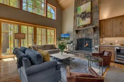 Image de Truckee Treasure - Luxury 4 Br Home in Greys 'Crossing avec Hot Tub & Hoa