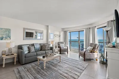 Image de Condo d'angle en bord de mer dans un immeuble calme, à proximité de nombreuses attractions