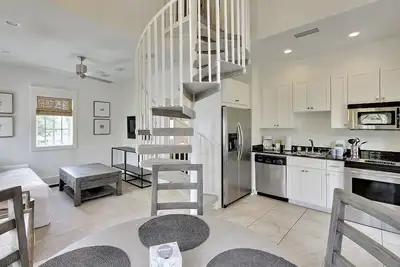 Image de Southern Serenity Carriage House - Nouveau remodelage à Rosemary Beach! !