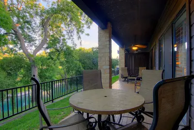 Image de Comal Riverfront! En face de Schlitterbahn! Marchez jusqu'au centre-ville de New Braunfels!