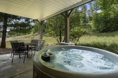 Image de Ski, golf, vélo, natation et plus - Condo en peluche avec bain à remous privé à Boyne!