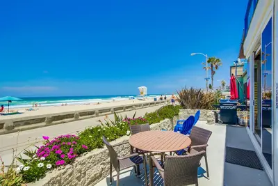 Image de Luxueux rez de chaussée de patio condo- privée, près de la promenade, barbecue, w / d