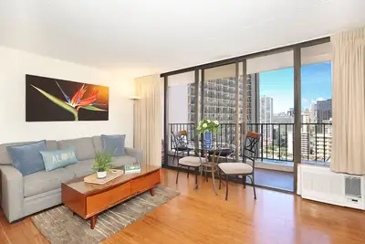 Image de Location de vacances d'une chambre avec vue partielle sur l'océan à quelques pas de la plage!