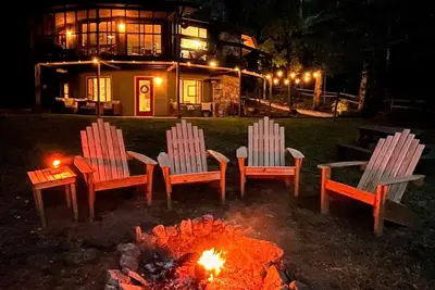 Image de Bliss By the Lake, sur le lac de montagne chauve dans un complexe balbutiant
