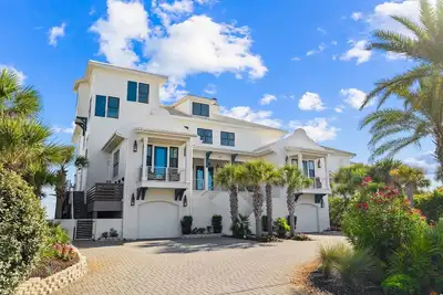 Image de Nouvelle maison face au golfe avec piscine chauffée privée! 5 chambres de maître! Salle de jeux!
