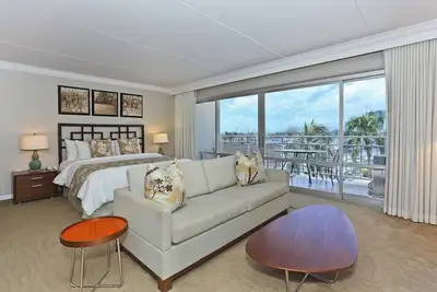 Image de Studio Ilikai spacieux avec un parking Gratuit / WiFi et vue sur la marina / l'océan!