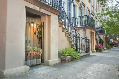 Restez avec Lucky Savannah: bungalow spacieux et lumineux avec grande cour commune