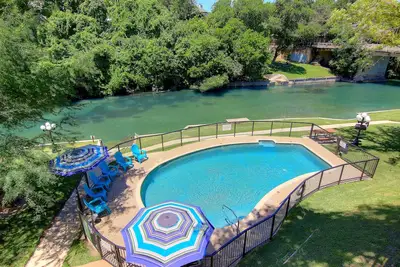 Image de Immaculée rivière Comal! en face de Schlitterbahn! Accès piscine et rivière!