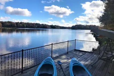 Image de Pocono Cabine Du Lac - ÉNORME terrasse à 3 niveaux, foyer, kayaks, foyer, 8 couchages