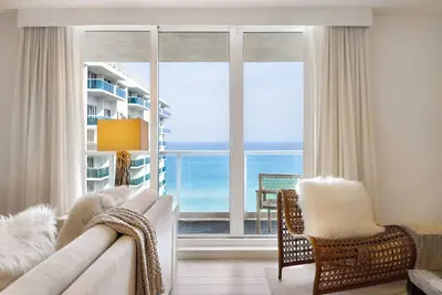 Image de **Luxueux! 5 * 3/3 + Den + Canapé-lit Queen - Unité 1140 front de plage