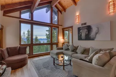 Image de KingsWay - 3700 pieds carrés avec vue sur le lac w \/ Hot Tub & Pool Table! Complètement Rénové