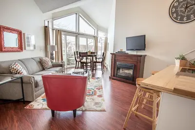 Image de Vue sur le lac Round & 1 pâté de maisons en ville au centre-ville de Charlevoix!