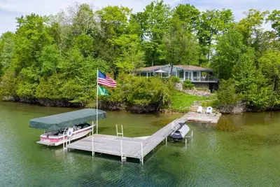 Image de Le Mid-Century Glass Cottage 3 chambres et 2 salles de bains sur le lac Walloon!