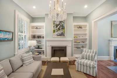Image de Restez avec Lucky Savannah: Sentez-vous à la maison dans cette majestueuse maison en rangée de 2 chambres