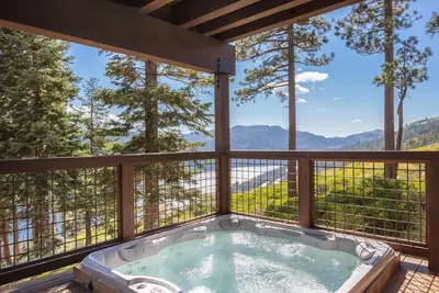 Image de Overlook - Luxe Tahoe Donner 4br avec une vue imprenable et bain à remous privé