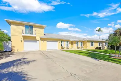 Image de maison Waterfront w \/ piscine chauffée, bain à remous et véranda très spacieuse