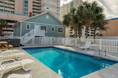 Image de 2 étages, 2e rangée Beach House w / piscine privée et hot tun, 25 couchages