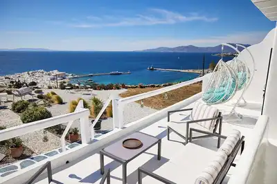 Image de Vue panoramique incroyable du nouveau port jusqu'aux célèbres moulins à vent et au-delà