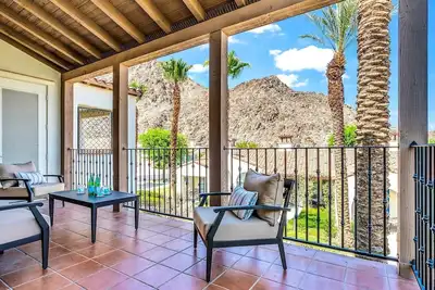 Image de Une chambre à l'étage deux chambres, deux salles de bain près de la piscine avec un balcon privé