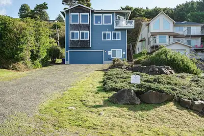Image de Belle maison à 3 étages avec vue sur la mer à tous les niveaux