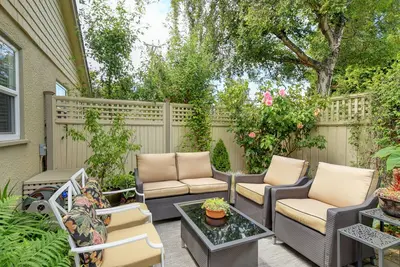 Image de La tranquillité attend dans votre jardin Oasis Maison avec de vastes jardins