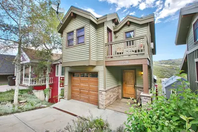 Image de Jusqu'à 25% de réduction! 1038, avenue Lowell Home Walk Base Pcmr, ascenseur municipal et rue principale!