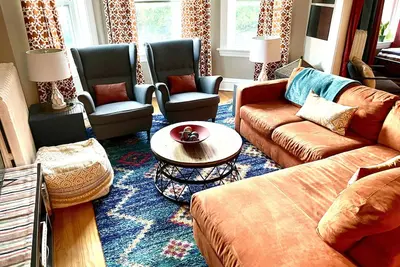 Image de Grand appartement ensoleillé de 3 chambres à deux pâtés de maisons du centre-ville d'Oak Park.