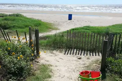 Image de Vue sur l'océan! Plage à 2 min à pied; Câble; Gril; Wifi; 3 salles de bain complètes