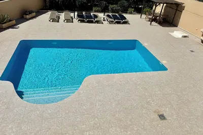 Image de Alicante Villa avec air conditionné et une piscine privée avec grand sol carrelé sécurisé
