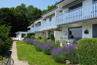 Image de Appartement confortable, idéalement situé sur une pente, avec une vue fantastique sur le lac